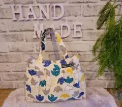 [ハンドメイド]　タック入り　トートバッグ　生成　北欧風鳥柄