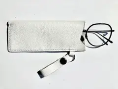 シュリンク革　ハンドメイド　本革　メガネケース　ストラップ付　ホワイト、白