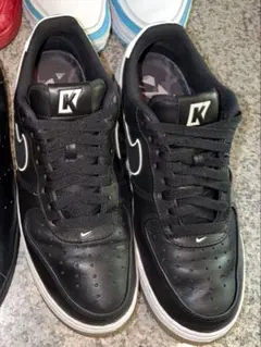 コリン・キャパニック × ナイキ エアフォース 1 ロー ブラック/ホワイト