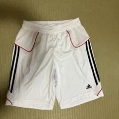 adidas ホワイトショートパンツ