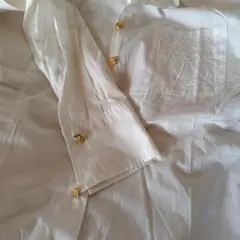 INGEBORG　刺繍入りポケット 花形金ボタン