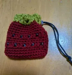 いちご柄のかぎ針編みミニ巾着袋