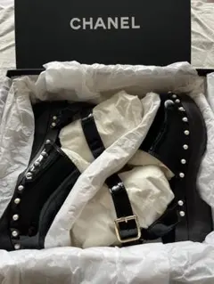 CHANEL パテントレザー パール サンダル　サイズ36のサムネイル