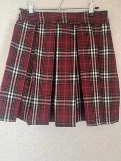 赤と白のチェック柄プリーツスカート