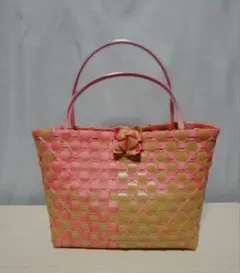 ピンクとベージュのかごバッグ