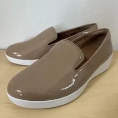 新品✨fitflop フィットフロップ　エナメル　ベージュ　スリッポン　軽量