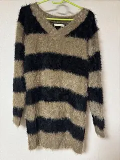 EAR GIRL ベージュと黒のストライプ Vネックセーター