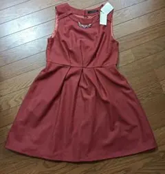 エンジ色　赤オレンジ　ノースリーブフレアワンピースドレス　ビジュー付き　デート服