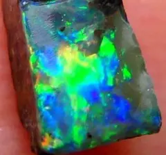 0.90 cts 天然 ボルダーオパール 原石 未研磨 鉱物標本