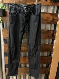 H&M Slim Fit ブラックデニムパンツ 30インチのサムネイル
