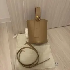 【8/2まで大幅値下げ中】LOEWE ぺブル バケットバッグ ミニ　ラテのサムネイル