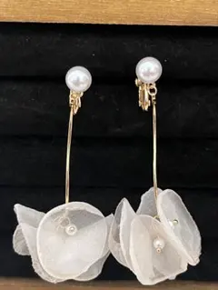 シフォン　花びらデザイン　イヤリング