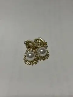 エレガントなパールフープイヤリング