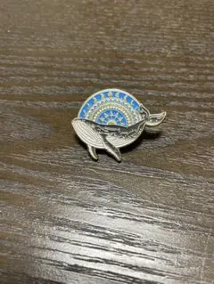 クジラ モチーフ ピンバッジ 曼荼羅デザイン
