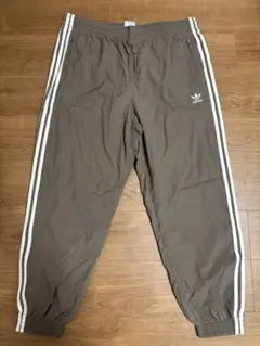 トラックパンツ