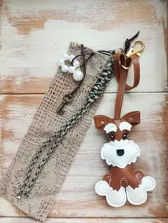 レザー調シュナウザー バッグチャーム パール＆鍵＆リボン
