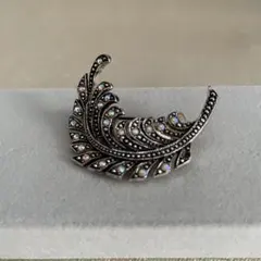 ヴィンテージ　昭和レトロブローチ　羽根デザイン カラフルストーン装飾