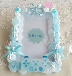 ホイップデコ　トレカケース　硬質ケースデコ　水色×白　ゲームコントローラー付き