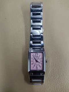 ピンク文字盤のアナログ腕時計　電池交換済み稼働品