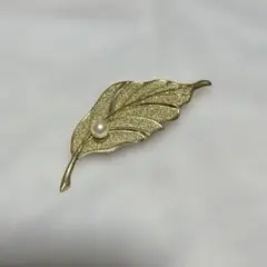 ゴールドトーンのリーフモチーフのパールブローチヴィンテージブローチ　ゴールド