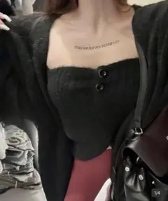 黒のボタン付きニットトップスのサムネイル
