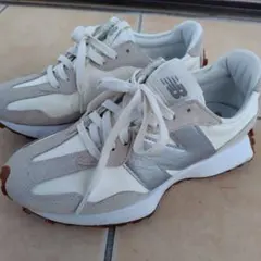 美品New Balance 327 スニーカー ホワイト&シルバー24.5cmのサムネイル