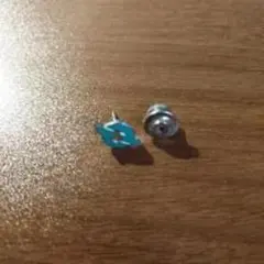 青いキャラクター型スタッドピアス