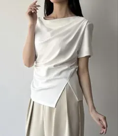 【美品】(薄手)裾デザインドレープカットソーのサムネイル