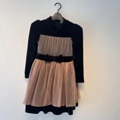 黒とピンクの長袖ワンピース