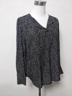 新品同様！ルーニィ小花柄ブラウス キレイ目ラインのサムネイル