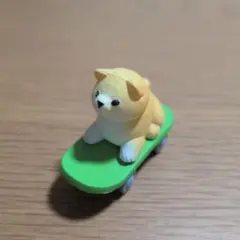 スケートボードに乗った柴犬 ミニチュアフィギュア