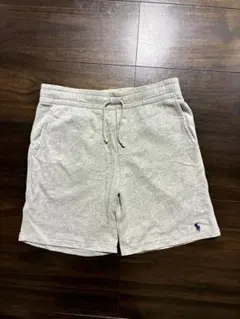 ポロロゴ付きグレーのハーフパンツ