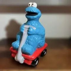 セサミストリート オスカー ドラム缶の中にオスカーの宝物が詰まって 