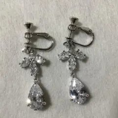 クリスタルドロップ型イヤリング