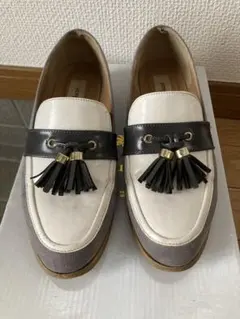 タッセル付きローファー ホワイト/グレー 中古