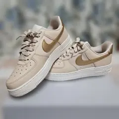 NIKE AIR FORCE 1 ベージュ ゴールド 　新品❗　Size23.5のサムネイル