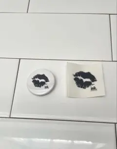 【2個セット】缶バッチ4.5cm+ステッカー(ブラック)