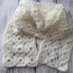 ホワイト花柄連続モチーフミニマフラー