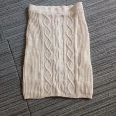 冬用ひざ丈白ニットスカート