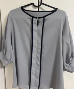 natural couture メタルホック付き配色6分袖ブラウス グレー