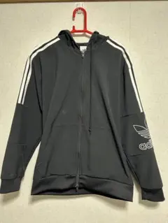 adidas フード付きブラックジャケットのサムネイル