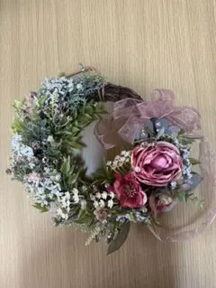 ピンクの花の華やかなリース