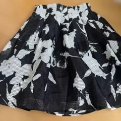 GRL グレイル　花柄 フレアスカート ブラック ホワイト M 上品のサムネイル