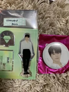 セブチカフェ　アクリルスタンド　缶バッジ　ディノ