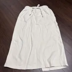 アイボリー タイトスカート スリット入り