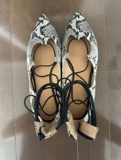 STACCATO パイソン柄 レースアップ フラットサンダル 22.5cmのサムネイル