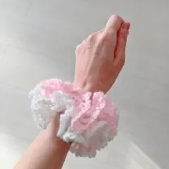 ピンクとホワイトのフリルシュシュ