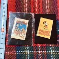 ディズニー　ミッキーマウス　ピンバッジ2種セット　レトロピンバッジ　UNIQLO