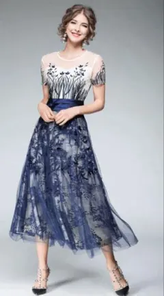 刺繍入りアイボリー&ネイビードレス