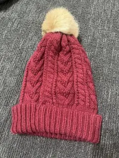赤いケーブル編みニット帽・ファー付き